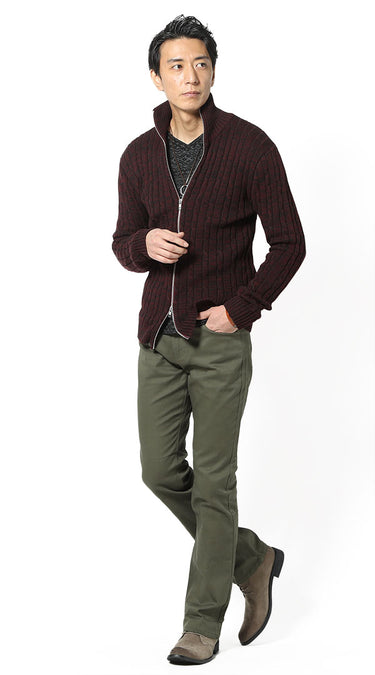 カーキのブーツカットパンツのメンズコーデ