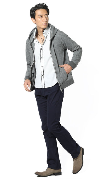 ネイビーパンツとグレーパーカーのコーディネート画像