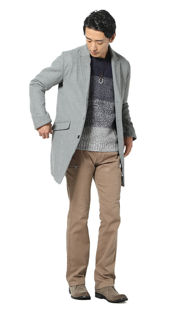 グレーコート ネイビーグラデーションニット ベージュパンツ