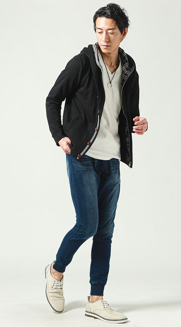 メンズにおすすめのデニムジョガーパンツと黒パーカーを使ったきれいめリラックスコーディネート