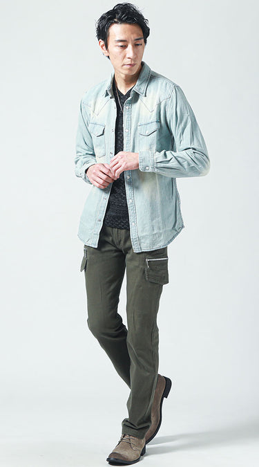 デニムシャツ×カーゴパンツの実際のコーデ例