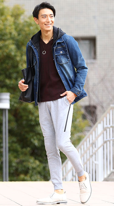 ガッチリ体型の男性は秋冬にはVネックニットがおすすめ