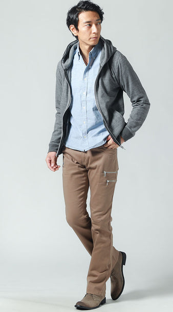 水色の服に合うズボンの色のおしゃれなコーデ