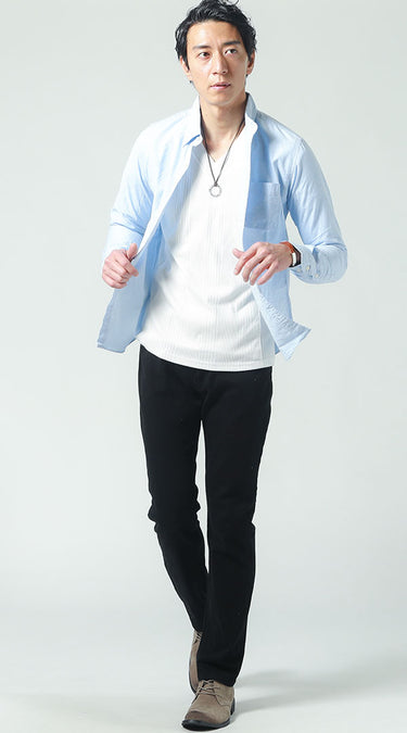 水色の服×黒パンツコーデ例