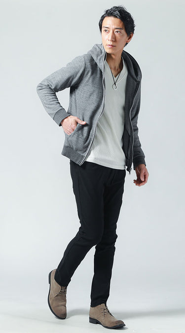 細身の黒パンツ・ネイビーデニムパンツと合わせた大人の男性が自然とカッコ良く見えるグレーパーカーコーデ例