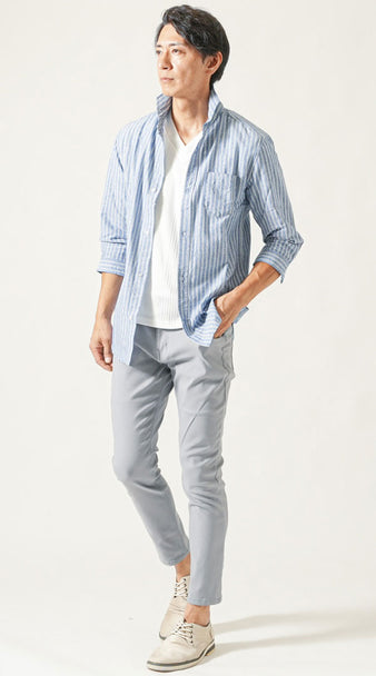 メンズにおすすめの水色ストライプシャツと白インナー、グレースリムパンツを使った涼しげな夏コーデ