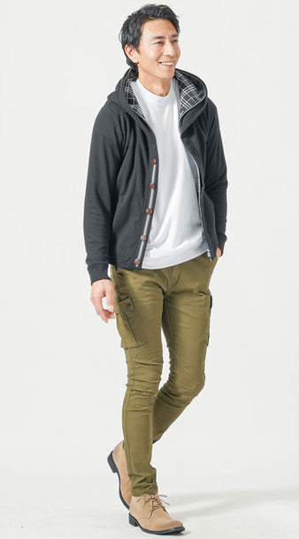 メンズのカーキパンツに合う色を取り入れたコーデ