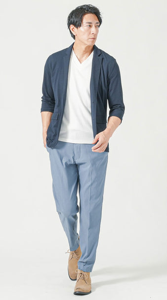 30代男性のスラックスとTシャツを使ったネイビージャケットの清潔感コーディネート