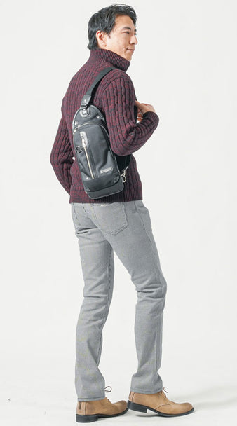メンズにおすすめの秋のワインニットとグレーチェックパンツに黒ボディバッグを合わせた40代メンズコーデ