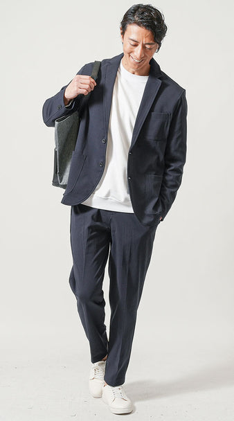 ネイビーセットアップに白Tシャツと白スニーカーを合わせた、大人のカジュアルコーディネート