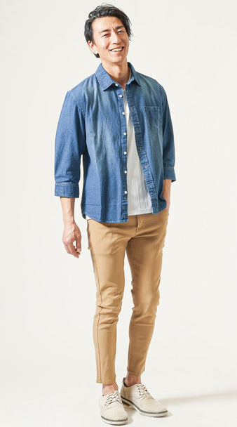 メンズにおすすめのデニムシャツとベージュパンツを使った秋のきれいめカジュアルコーディネート