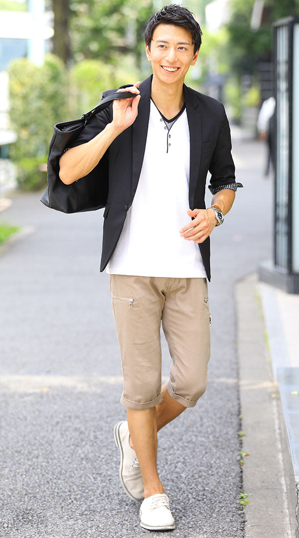 黒五分袖テーラードジャケット　白Vネック半袖Ｔシャツ　ベージュクロップドチノパンツ　グレーシューズ　黒トートバッグ　snp_me0263