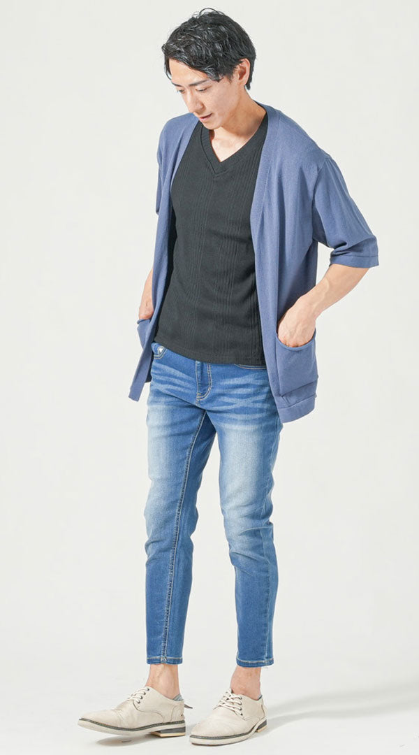 ブルーカーディガン　黒半袖VネックTシャツ　ブルースキニーアンクルデニムパンツ　グレーシューズ　snp_ps0759
