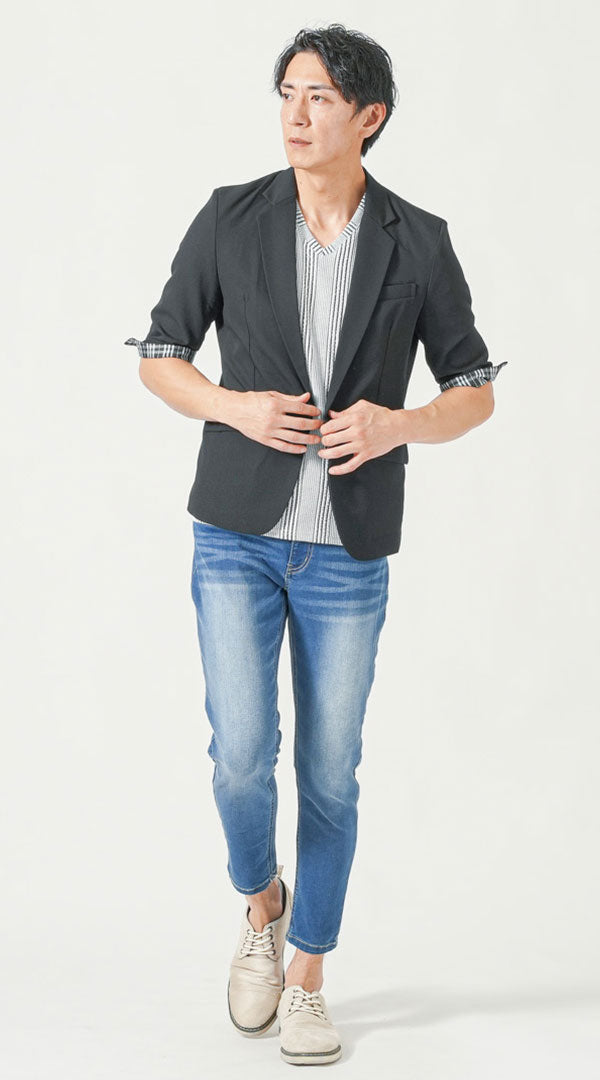 黒五分袖テーラードジャケット　白半袖VネックTシャツ　ブルースキニーアンクルデニムパンツ　グレーシューズ　snp_pt0940