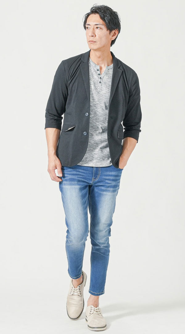 黒七分袖テーラードジャケット　グレー七分袖ヘンリーネックTシャツ　ブルースキニーアンクルデニムパンツ　グレーシューズ　snp_pu0809