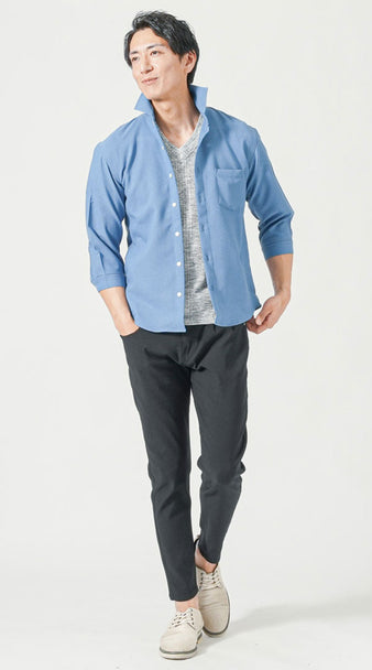 メンズのブルーシャツと黒スキニーパンツで女子ウケする清潔感のある春夏コーデ