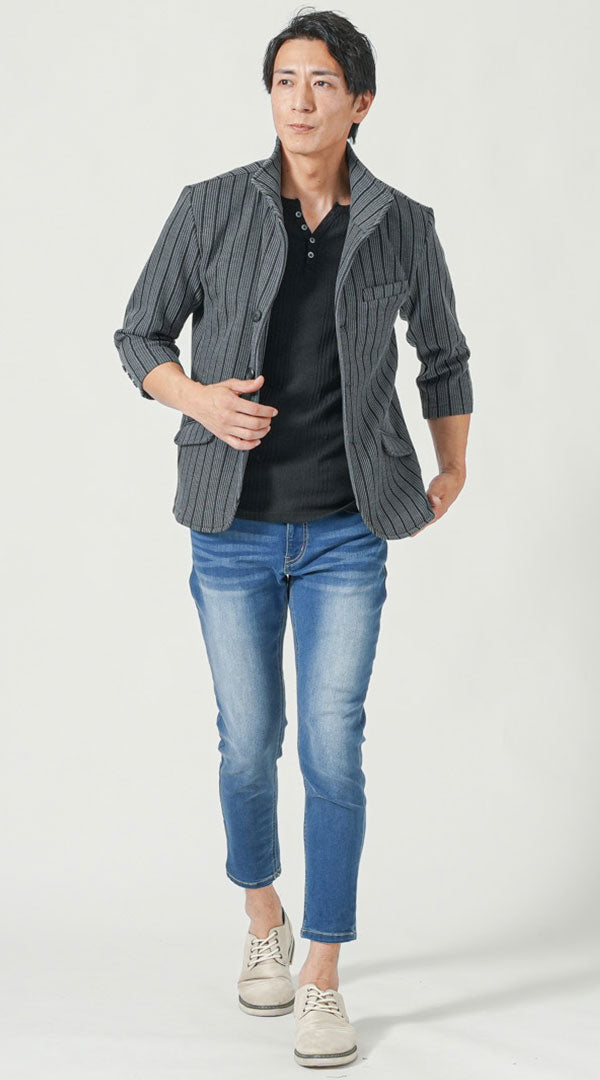 グレー七分袖スタンドカラージャケット　黒七分袖Tシャツ　ブルースキニーアンクルデニムパンツ　グレーシューズ　snp_pu1464