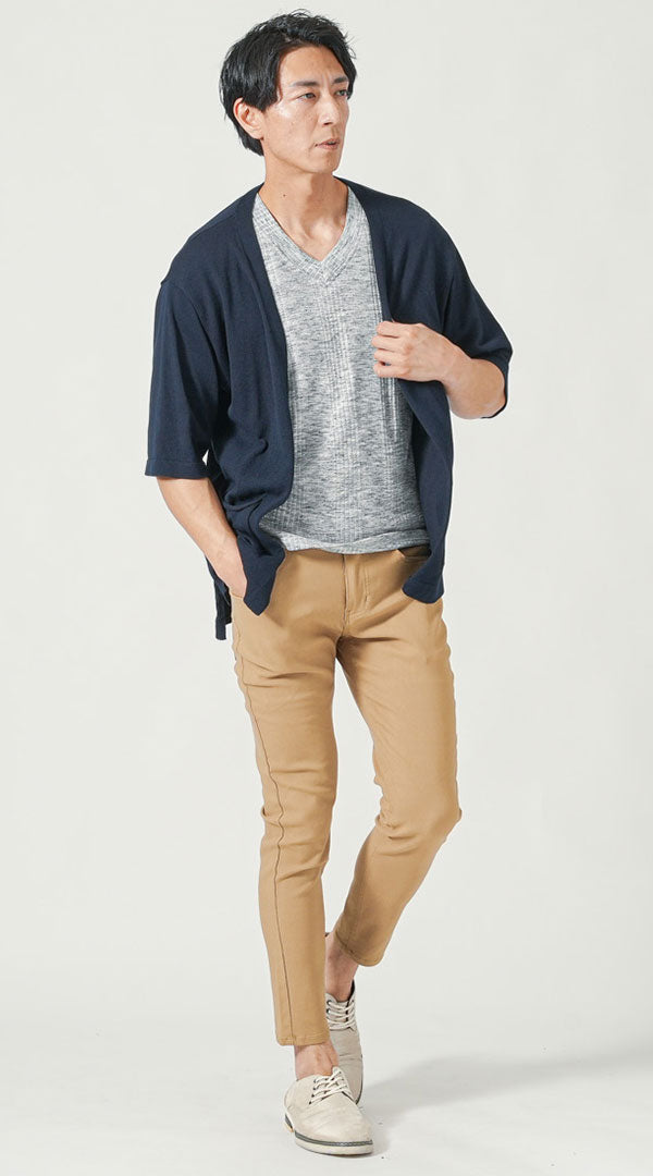 ネイビー五分袖カーディガン　グレー半袖VネックTシャツ　ベージュスキニーテーパードイージーアンクルチノパンツ　グレーシューズ　snp_pu1607
