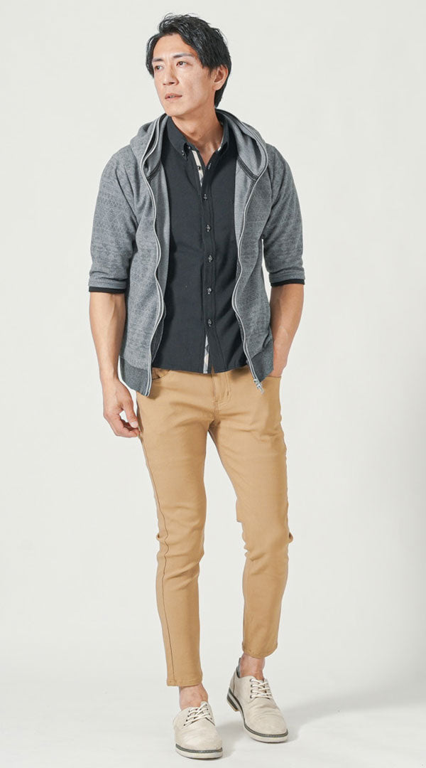 グレー五分袖パーカー　黒半袖シャツ　ベージュスキニーテーパードアンクルチノパンツ　グレースエードシューズ　snp_pu1535