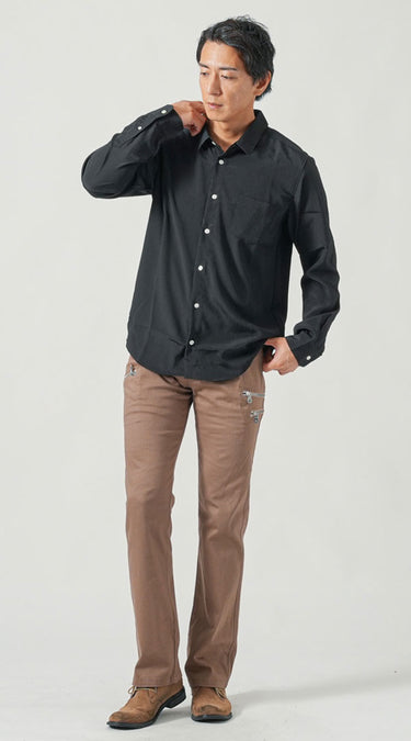 清潔感のある黒シャツのコーデ例