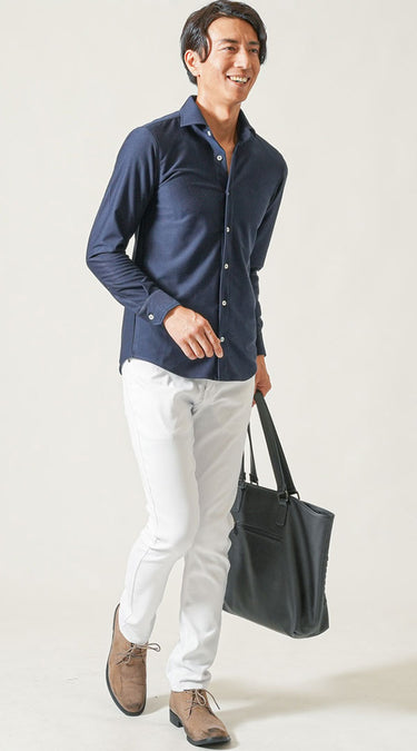 ネイビーシャツに合う白パンツの全身コーデ例