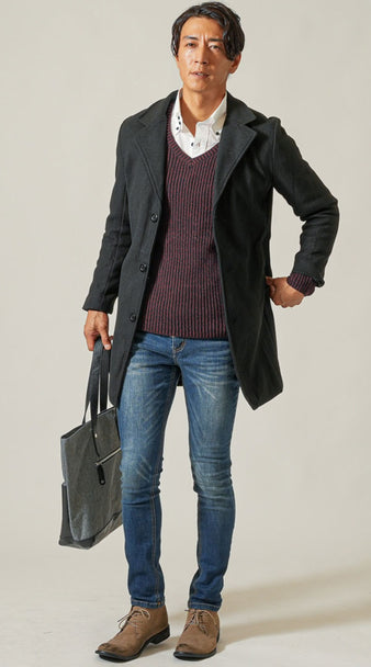 メンズのワインレッドニットと黒コートを合わせた冬の色合わせコーデ