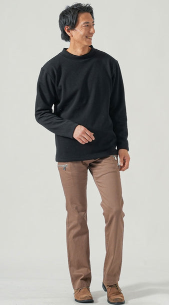 メンズのモックネックとブーツカットパンツを合わせたスマートな秋冬コーデ