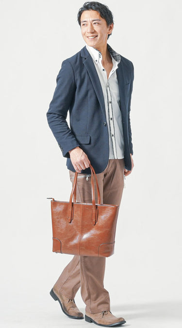 襟付きシャツに合うテーラードジャケットと合わせた大人の男性にふさわしいコーデ例