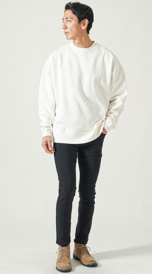 白コットンゆったりトレーナー　黒スキニーカラーチノパンツ　ベージュブーツ　snp_qh0689