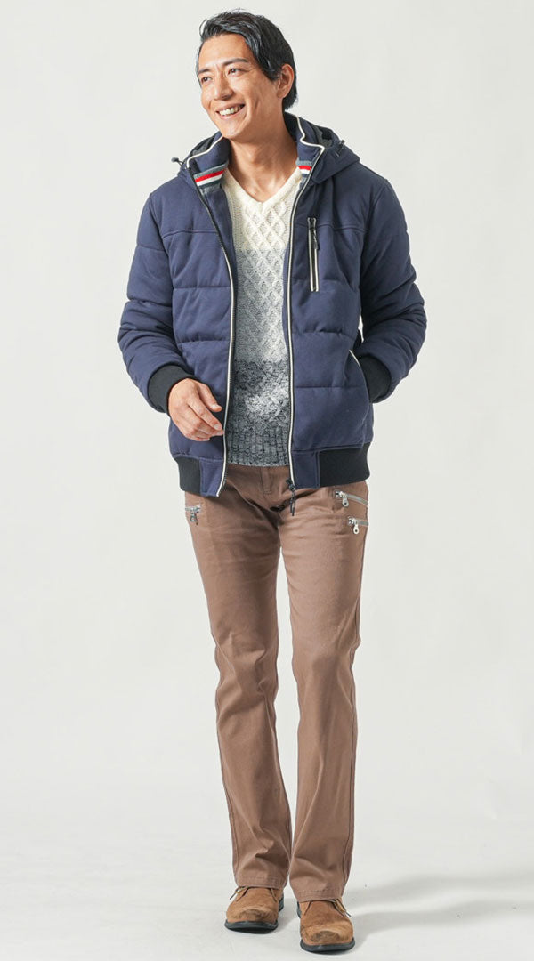 ネイビー中綿ダウンジャケット　白長袖ニットTシャツ　ベージュチノパンツ　ベージュチャッカブーツ　snp_pf0414