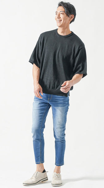 サマーニットとアンクルデニムを合わせた50代メンズ夏コーデ