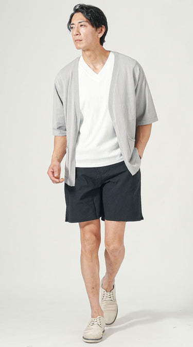 夏旅行に最適な30代男性の白Tシャツとカーディガン羽織りの爽やかハーフパンツコーデ