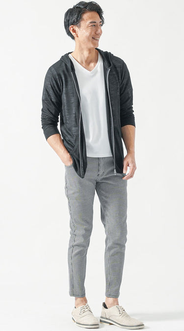 ライトグレーパンツ×サマーパーカーの夏メンズコーデ