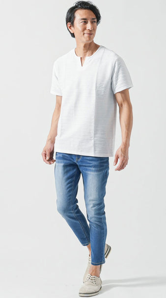 キーネック白Tシャツとライトブルーデニムのコーデ・シンプルでもおしゃれに見せる工夫