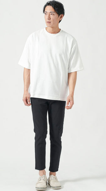 気温26度の飲み会におすすめの白Tシャツと黒パンツのメンズシンプルコーディネート