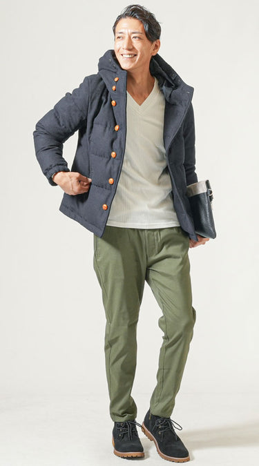 カーキパンツ×ネイビージャケット・ネイビーパーカー・ネイビーシャツのメンズコーデ