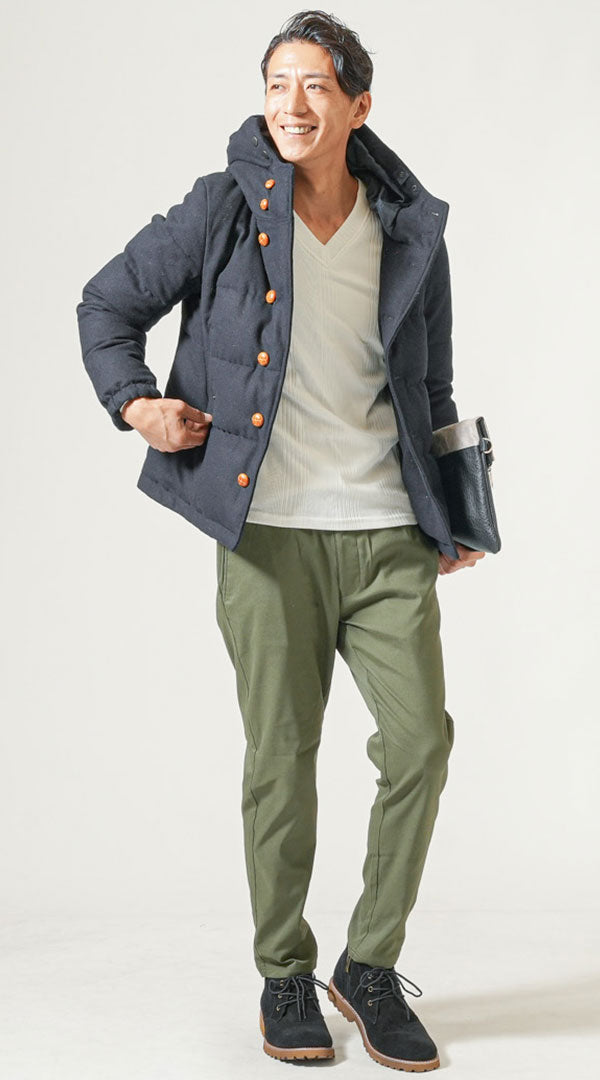 明るい色のカーキパンツに暗めのネイビー色ダウンジャケットを合わせたコーデ