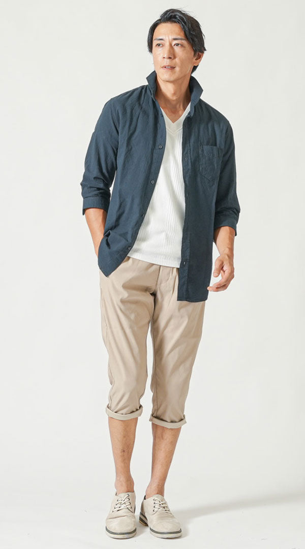 ネイビー七分袖ホリゾンタルカラーシャツ　白半袖VネックTシャツ　ベージュストレッチテーパードクロップドパンツ　グレーシューズ　snp_py1253