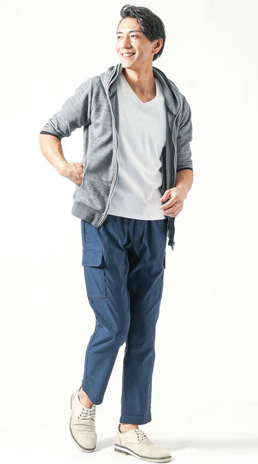 接触冷感ネイビーパンツのメンズコーデ