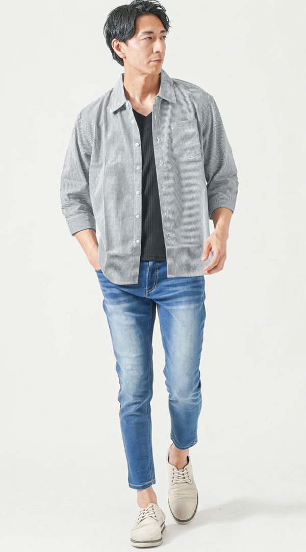 6月のデートにおすすめの30代メンズコーデ|ストライプシャツ×黒Tシャツ×デニムパンツで清潔感ある大人カジュアルな服装