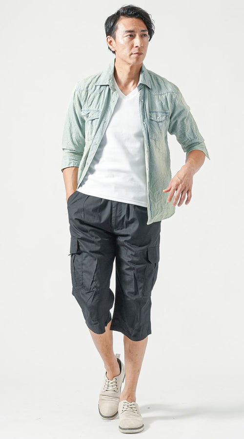 ミントグリーンシャツと白VネックTシャツと黒ハーフカーゴパンツの爽やかな大人カジュアルコーデ