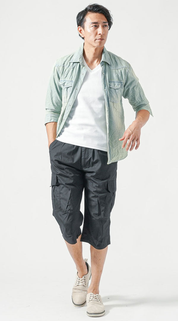 サックスブルー七分袖デニムシャツ　白半袖VネックTシャツ　黒クロップドカーゴパンツ　グレーシューズ　snp_ou1403