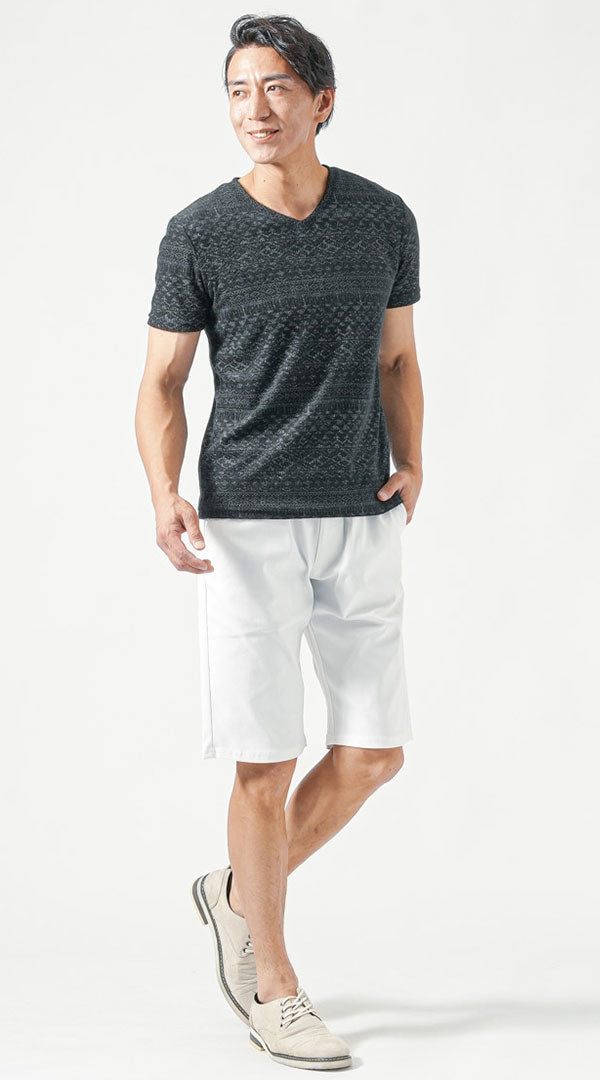 黒柄Tシャツと白ハーフパンツを合わせたメンズ夏コーデ