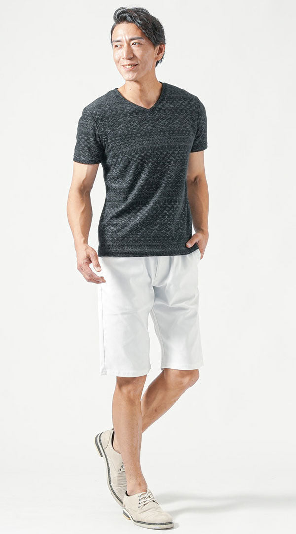 黒半袖VネックTシャツ　白チノハーフパンツ　グレーシューズ　メンズ コーデ 40代 50代 男性 人気 夏 に合う おすすめ 着こなし おしゃれ かっこいい
