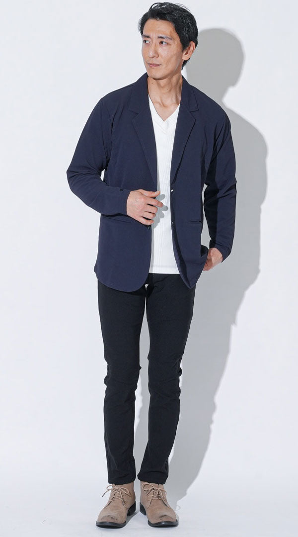 ネイビーストレッチカットテーラードジャケット　白Vネック長袖Tシャツ 　ブラックスキニーカラーチノパンツ　ベージュブーツ　snp_qi0941