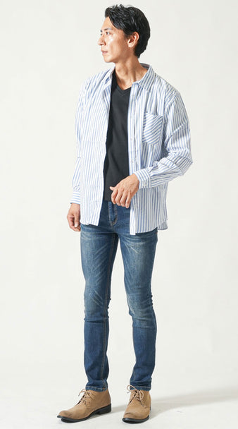 白ストライプ長袖シャツと黒Vネック長袖Tシャツにネイビーデニムを合わせた40代メンズコーデ