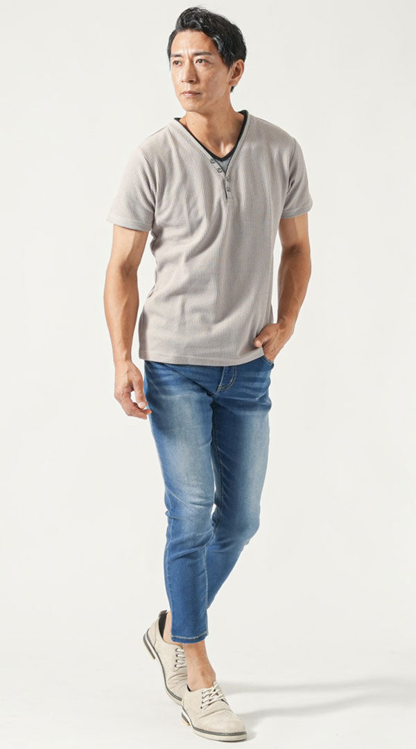 メンズにおすすめのフェイクレイヤードVネックTシャツを使った重ね着コーディネート例