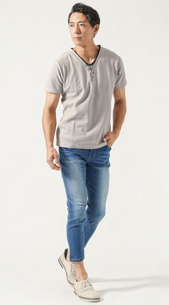 ヘンリーネックのフェイクレイヤードTシャツとデニムのカジュアルコーデ