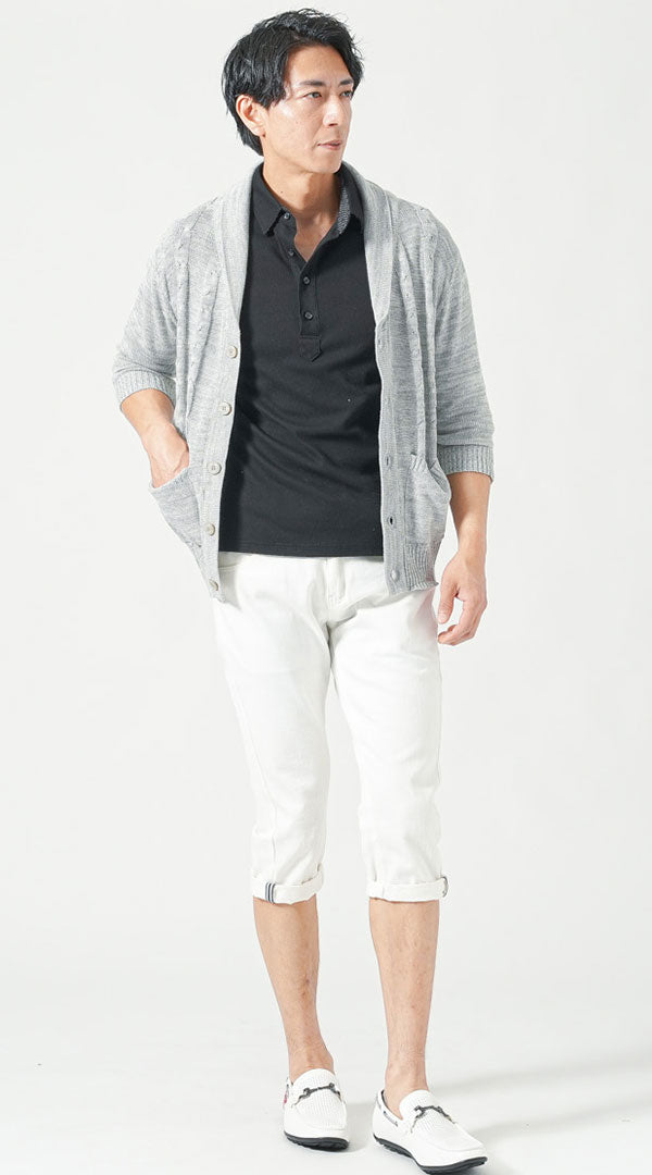 グレーショールカラーサマーニットカーディガン　黒半袖ポロシャツ　白スキニー七分丈パンツ　白ドライビングシューズ　snp_pu0011