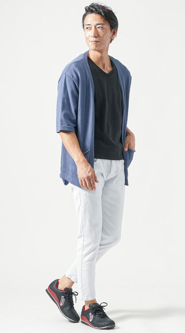 メンズにおすすめの黒のスニーカーをはいた男性